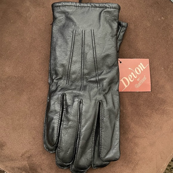 Gates Other - NWT. Men’s black leather gloves. Size medium.